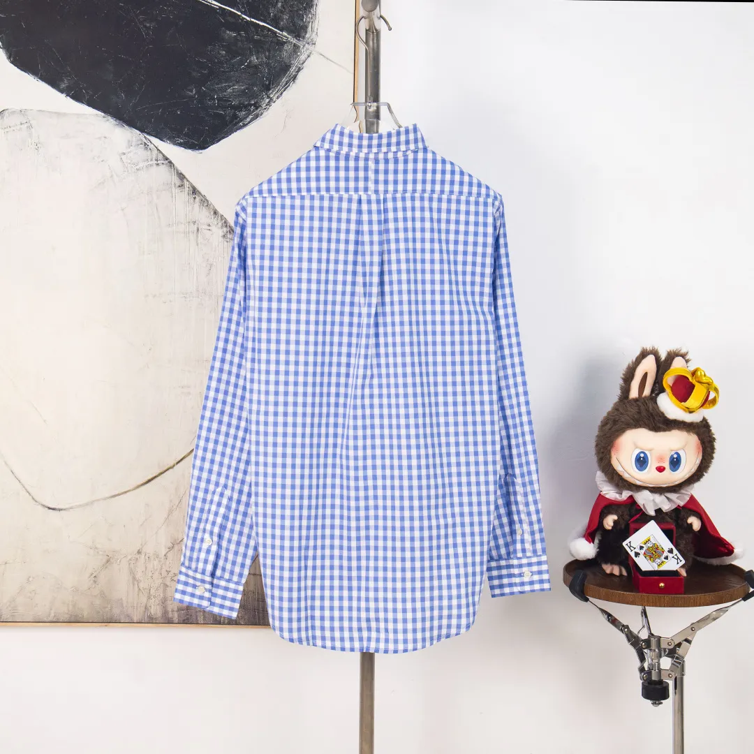 P280 zp version [exclusive supply] - Ralph Lauren/Ralph Lauren 2025SS four-season commuting style poplin cotton casual color 0.8 check blue label long-sleeved shirt - 100% restoration of workmanship. The entire garment is embedded with seams and clear edges. The upper back seams are reorganized for a better fit. ✅ - 100% cotton poplin cotton. Smooth to the touch. Pre-wash treatment. The yarn is tighter. ✅ - Custom dyed original pearlescent white buttons. Size divisions. ✅ - There is a special shaped chiffon foil inside the collar door tube. It is not easy to deform and pull. ✅ - RL refreshing plaid shirt. Compared with the simplicity of the solid color shirt, it is more naughty and colorful. It can be salty or sweet. Daily travel and travel. The production rate is very high. Color: light blue Size: S M L XL Number: WW10724